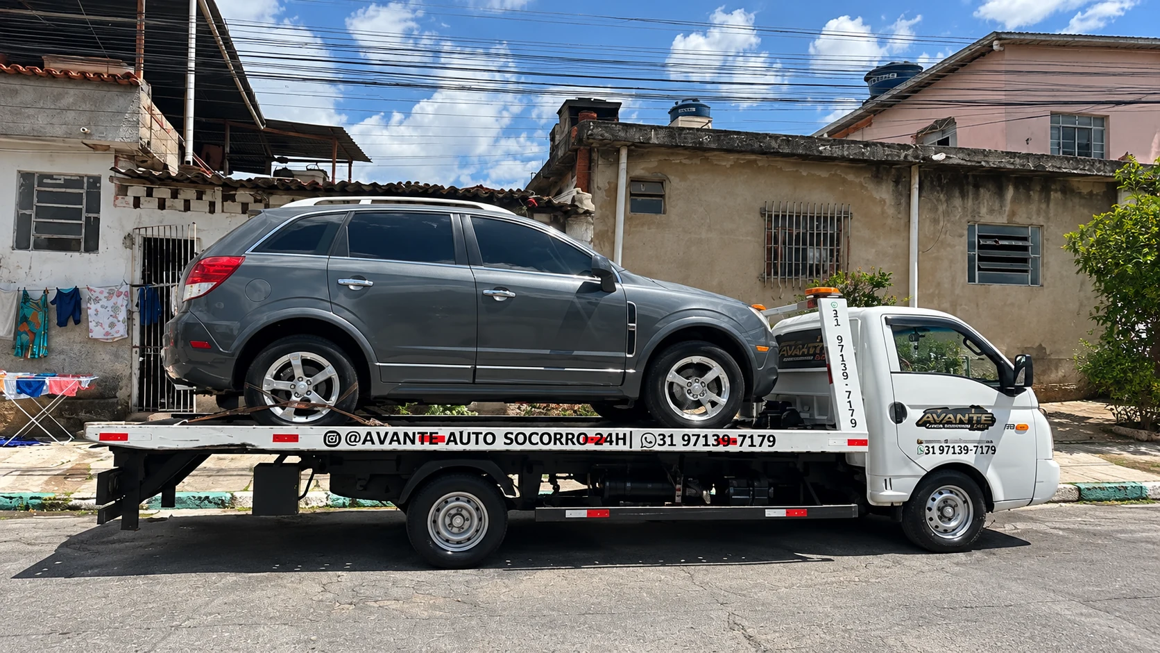 Veículo utilitário cinza transportado na plataforma da Avante Auto Socorro.